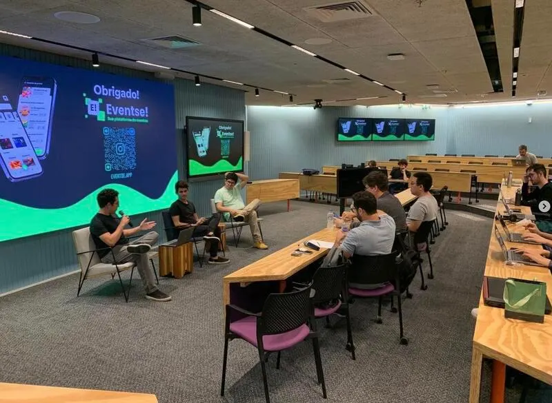 Founders conversando em um evento
